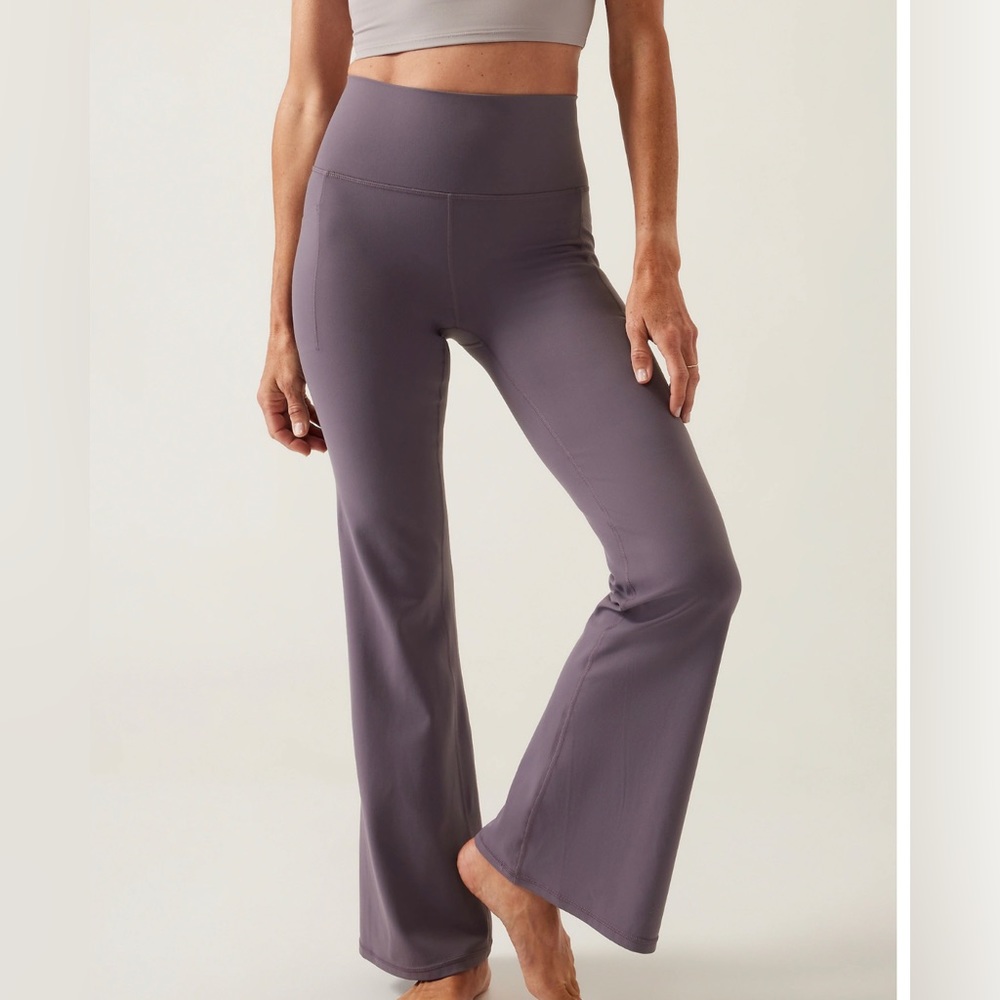 Salutation Stash Small Athleta pocket flare legging EUC